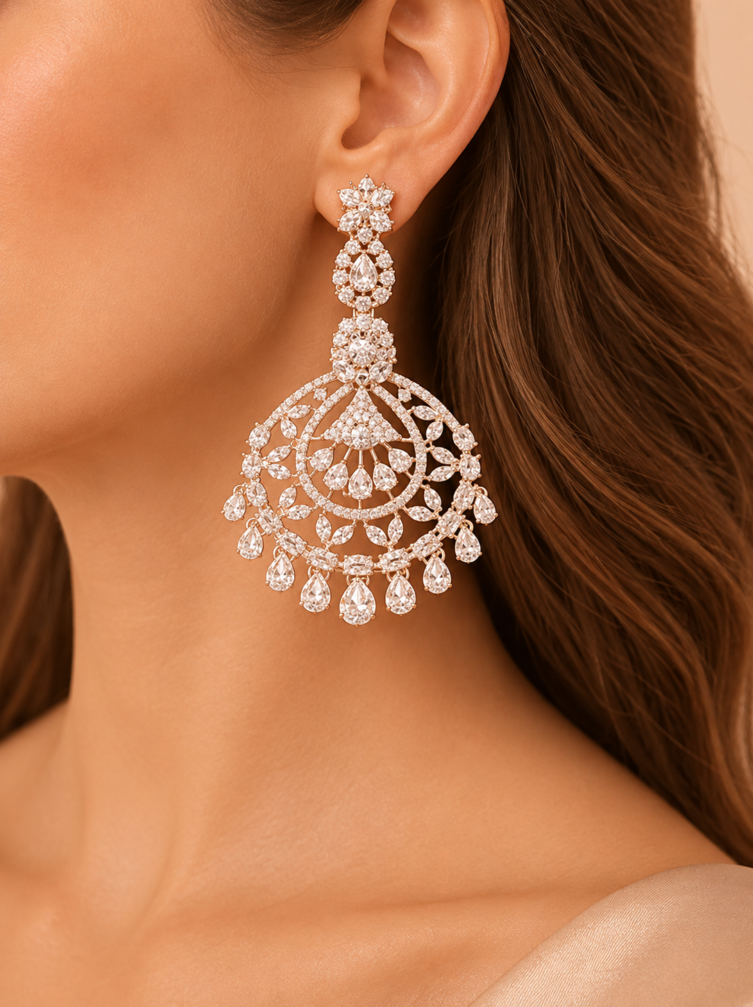Elegant_chandelier_earring_close up