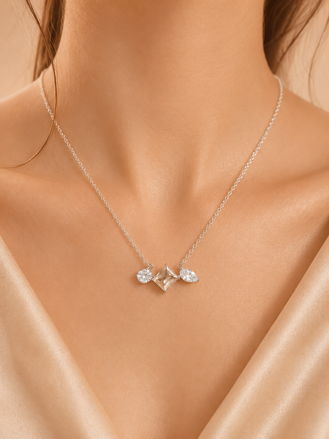 Elegant_necklace_and_glowing_skin_close up